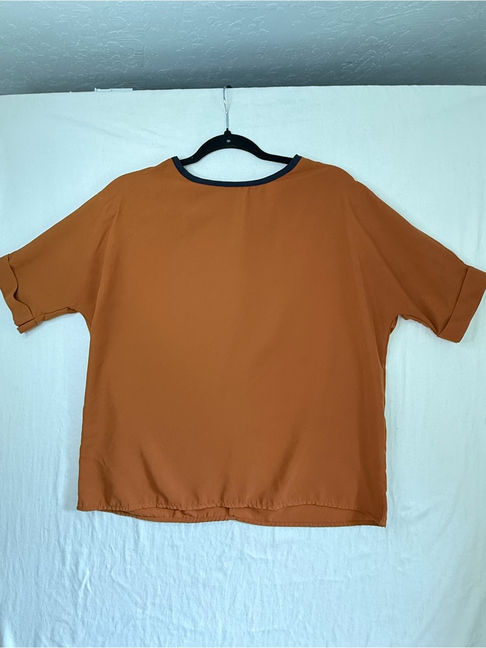 Women's Everly Short Sleeve Relaxed Zipper back Top in Rust Size S